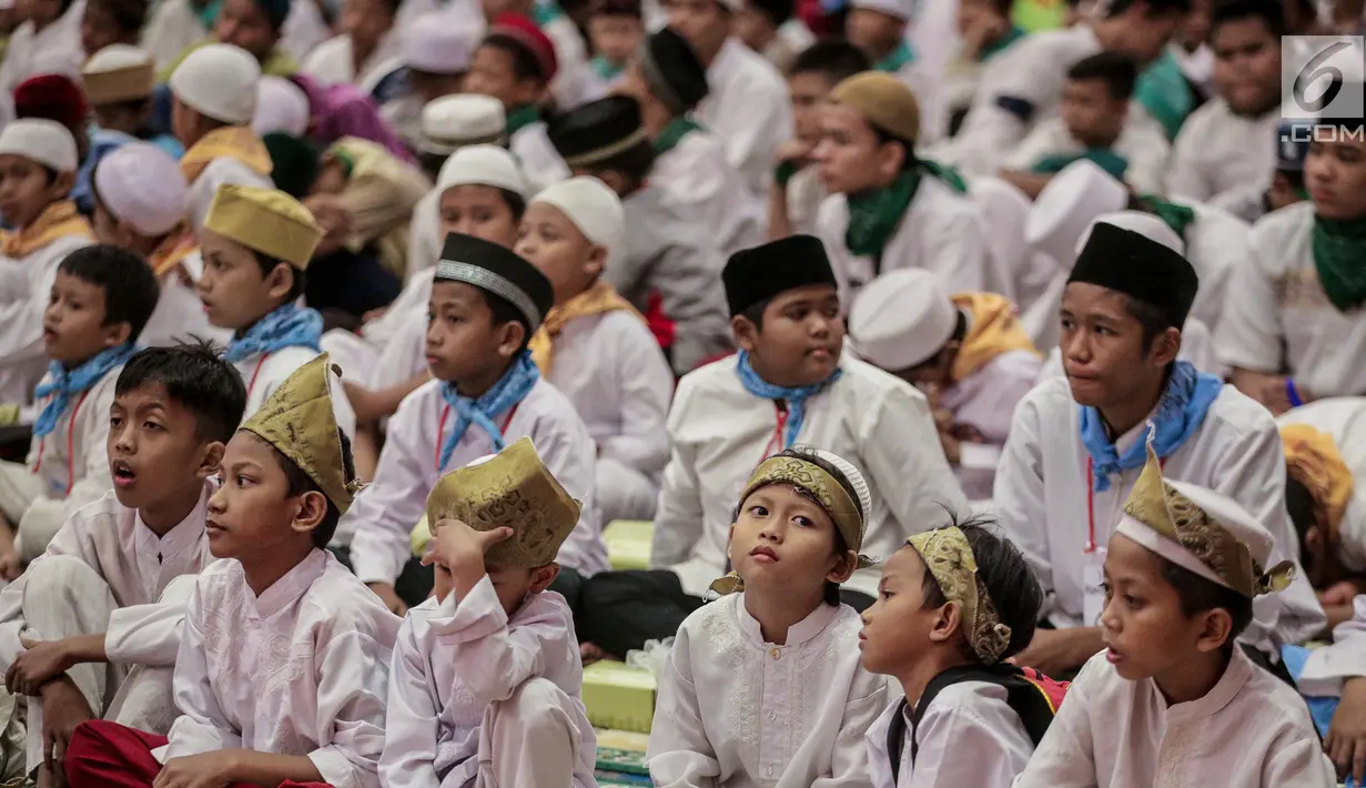 Anak-anak menunggu waktu berbuka puasa pada acara buka puasa bersama 1.100 anak yatim di Jakarta, Senin (20/5). Kegiatan yang bertemakan ' Ramadhan Cahya Keberkahan'  Agung Podomoro Land melalui Yayasan Agung Podomoro Land menggelar buka puasa bersama 1.100 anak yatim. (Liputan6.com/Faizal Fanani)