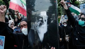 Dalam aksinya, massa tindakan serangan militer Amerika Serikat dan Israel terhadap kedaulatan nasional dan integritas teritorial Iran yang menyebabkan gugurnya Pemimpin Tertinggi Revolusi Islam Iran, Ayatullah Sayyid Ali Khamenei. Tampak dalam foto, seorang pengunjuk rasa memegang potret pemimpin tertinggi Iran, Ayatollah Ali Khamenei, saat berunjuk rasa menentang serangan gabungan Amerika Serikat (AS)-Israel terhadap Iran, di depan Kedutaan Besar Amerika Serikat di Jakarta pada Senin 9 Maret 2026. (YASUYOSHI CHIBA/AFP)