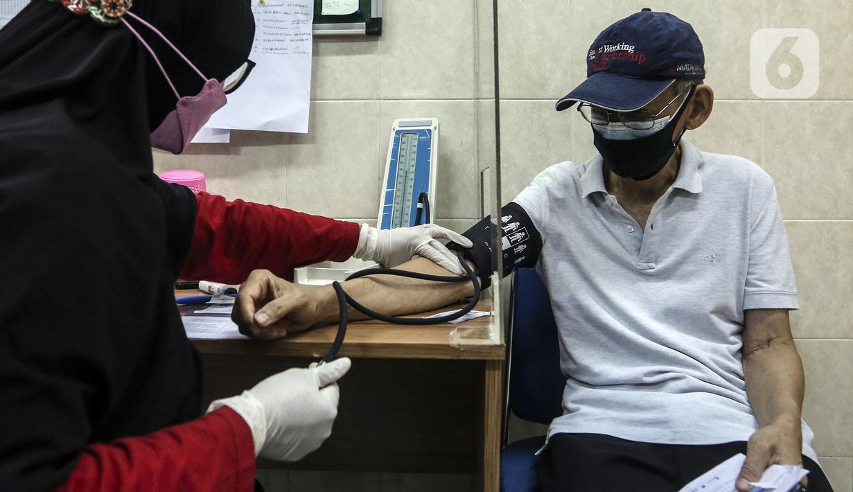 Warga menjalani pemeriksaan kondisi kesehatan saat pelaksanaan vaksinasi booster COVID-19 di Puskesmas Cilandak, Jakarta, Rabu (12/1/2022). Kelompok prioritas penerima vaksinasi booster COVID-19 adalah orang lanjut usia (lansia) dan penderita immunokompromais. (Liputan6.com/Johan Tallo)