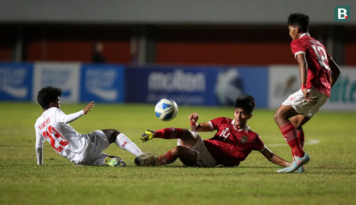 Pemain Timnas Indonesia U-16, Sulthan Zaky (tengah) berebut bola dengan pemain Myanmar U-16, Kaung Htet dalam laga semifinal Piala AFF U-16 2022 di Stadion Maguwoharjo, Sleman, Rabu (10/8/2022) malam WIB. Pemain milik PSM Makassar yunior ini menjadi pemain termuda kedua dalam skuad Timnas Indonesia U-20 dengan usia 16 tahun. Sebelumnya ia juga telah memperkuat Timnas Indonesia U-16 dan U-17 dan telah mengoleksi 1 gol dari 4 caps bersama Timnas Indonesia U-17. (Bola.com/Bagaskara Lazuardi)
