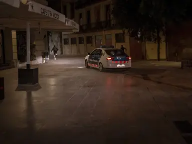 Orang-orang melarikan diri dari polisi yang mengejar mereka setelah jam malam di Barcelona pada 1 November 2020. Pemerintah Spanyol menetapkan pembatasan gerak atau jam malam yang berlaku pukul 22.00 pada 25 Oktober lalu untuk mengendalikan lonjakan kasus Covid-19. (AP Photo/Emilio Morenatti)