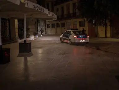 Orang-orang melarikan diri dari polisi yang mengejar mereka setelah jam malam di Barcelona pada 1 November 2020. Pemerintah Spanyol menetapkan pembatasan gerak atau jam malam yang berlaku pukul 22.00 pada 25 Oktober lalu untuk mengendalikan lonjakan kasus Covid-19. (AP Photo/Emilio Morenatti)