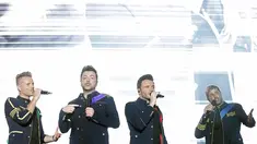 Personel Westlife saat tampil menghibur penggemar dalam konser bertajuk "Twenty Tour" di Kuil Sam Poo Kong, Semarang, Jawa Tengah (1/9/2019). Boyband asal Irlandia ini tampil di hadapan 6 ribu lebih penggemarnya, di Kota Lumpia. (Fimela.com/Bambang E.Ros)