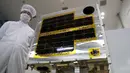 Diwata - 1 atau dikenal dengan PHL - microsat yaitu sebuah satelit mikro saat ditampilkan selama tur media di JAXA Tsukuba Space Center, Jepang, (13/1). Alat ini dirancang oleh orang Filipina yang akan diluncurkan pada 2016 ini. (REUTERS / Yuya Shino)