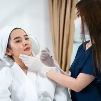 Ilustrasi perawatan wajah di klinik kecantikan. (c) Shutterstock/Chokniti-Studio
