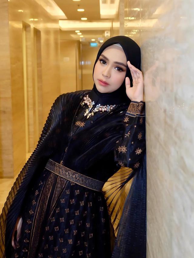 6 Gaya Elegan dan Stylish Ria Ricis dalam Balutan Outfit Serba Hitam  (instagram/riaricis1795)