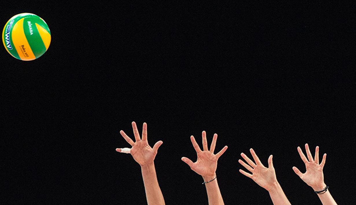 Tangan-tangan atlet voli wanita Belanda di Kejuaraan Eropa. (EPA/Bernd Thissen)