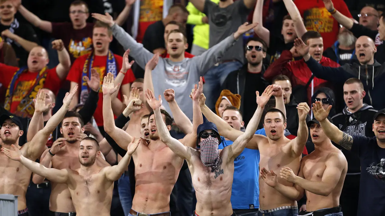 Suporter Sparta Prague diduga telah mengencingi seorang wanita peminta-minta di kota Roma, Italia