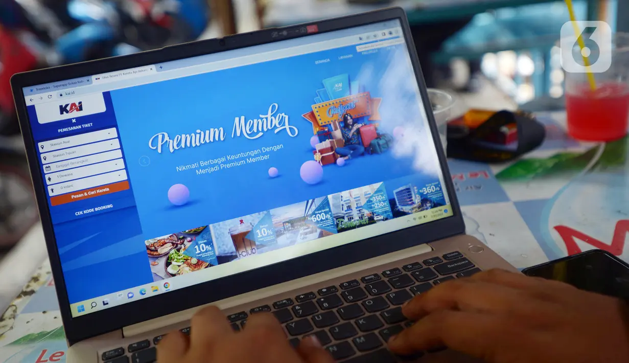 Warga melakukan transaksi digital sektor e-commerce di Jakarta, Rabu (20/7/2022). Potensi pasar bagi pelaku e-commerce di Indonesia sangat besar, menurut laporan We Are Social terdapat 204,7 juta pengguna internet di Tanah Air per Januari 2022. (merdeka.com/Imam Buhori)