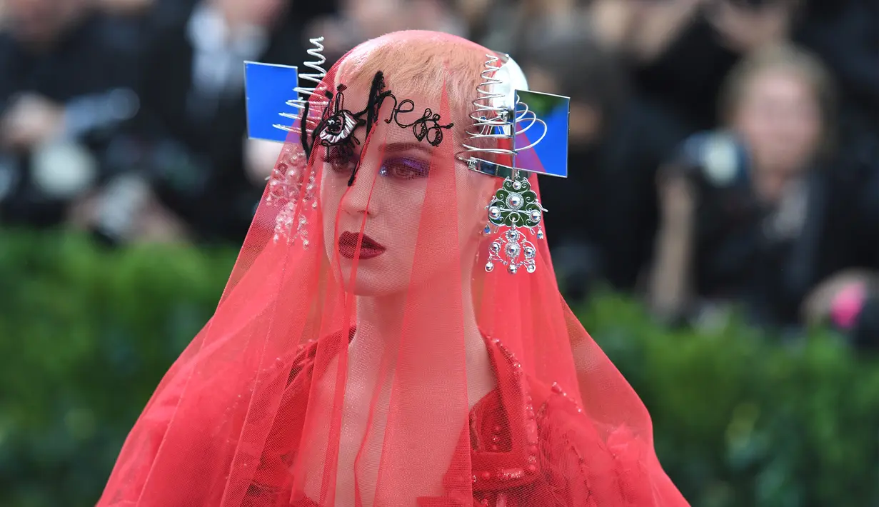 Penyanyi, Katy Perry saat menghadiri Met Gala 2017 di Metropolitan Museum of Art, New York (1/5). Ajang tersebut merupakan kesempatan bagi para selebritas Hollywood untuk unjuk gigi memamerkan penampilan terbaiknya. (AFP Photo/Angela Weiss)