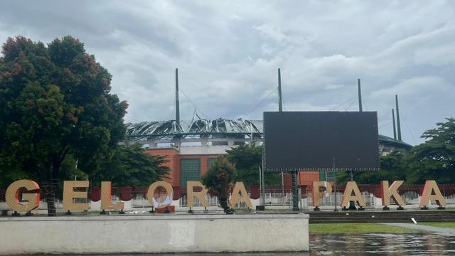 Angin kencang sebabkan kerusakan di Stadion Pakansari Bogor. (LIputan6.com/Achmad Sudarno)