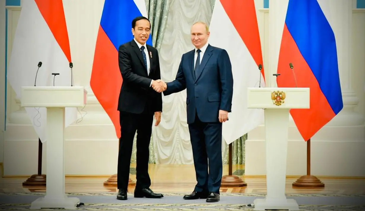 Presiden Joko Widodo (kiri) berjabat tangan dengan Presiden Rusia Vladimir Putin (kanan) usai menyampaikan pernyataan bersama di Istana Kremlin, Moskow, Rusia, Kamis (30/6/2022). Pertemuan ini merupakan bagian dari safari diplomasi Jokowi untuk mendesak perdamaian antara Rusia dan Ukraina yang masih terus berperang. (FOTO: Biro Pers Sekretariat Presiden)