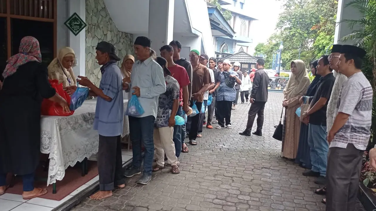Pembagian sembako
