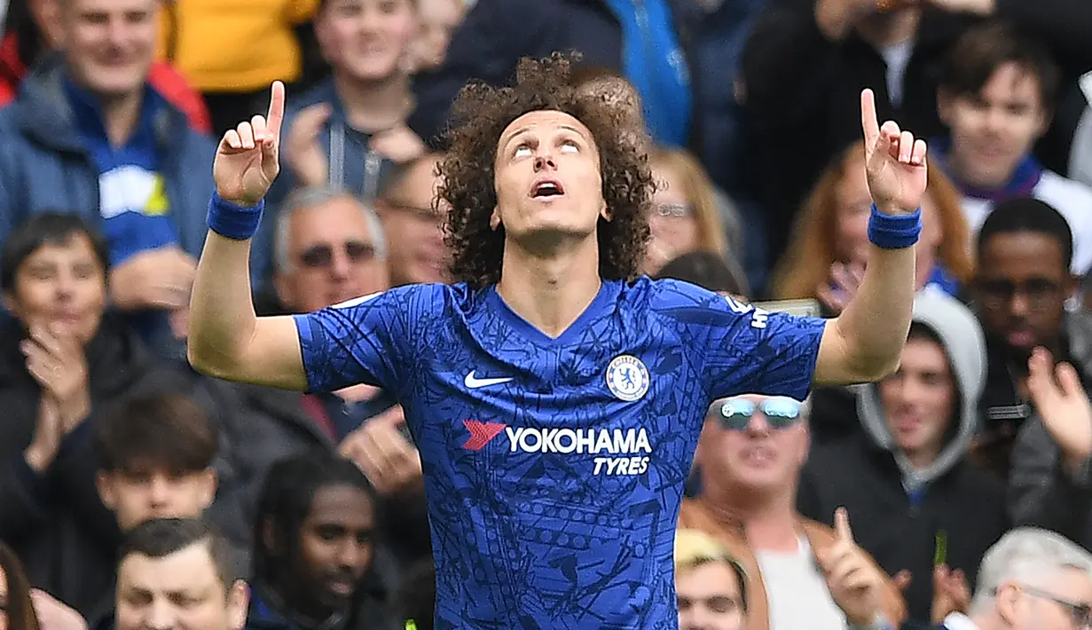 Bek Chelsea, David Luiz, merayakan gol yang dicetaknya ke gawang Watford pada laga Premier League di Stadion Stamford Bridge, London, Minggu (5/5). Chelsea menang 3-0 atas Watford. (AFP/Ben Stansall)