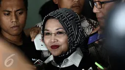 Sylviana Murni memenuhi panggilan Bareskrim di Gedung Ombudsman, Jakarta, Senin (30/1). Panggilan tersebut terkait pemeriksaan kasus dugaan korupsi pembangunan Masjid Al-Fauz. (Liputan6.com/Faizal Fanani)