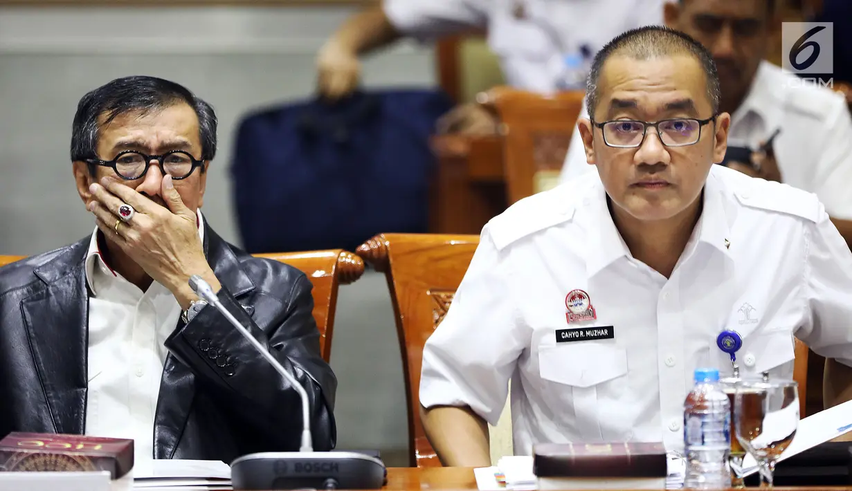 Menkumham Yasonna Laoly (kiri) menyampaikan pandangan pemerintah terkait amnesti untuk Baiq Nuril  kepada Komisi III DPR di Gedung Nusantara II, Jakarta, (24/7/2019). DPR setuju Presiden Joko Widodo atau Jokowi memberikan amnesti kepada Baiq Nuril. (Liputan6.com/JohanTallo)
