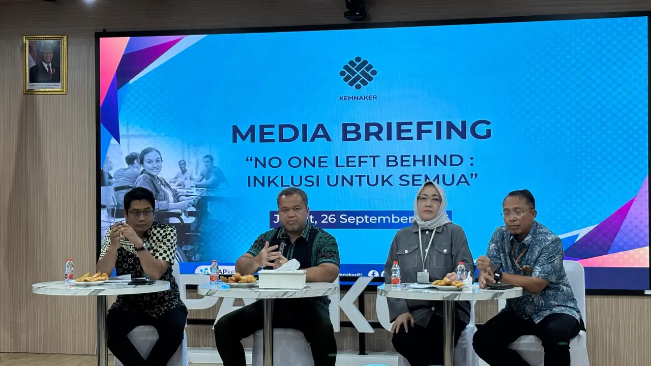 Kepala Pusat Pasar Kerja Kemnaker, Surya Lukita Warman saat Media Briefing di kantor KarirHub Kemnaker, Jakarta, Jumat (26/9/2025). (Foto: Liputan6.com/Tira Santia)