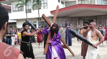 Umat Katolik di Gereja St Matius Penginjil Bintaro, menampilkan teatrikal prosesi jalan salib, Tangerang Selatan, (25/3). Prosesi jalan salib ini merupakan bagian dari perayaan Paskah yang dirayakan umat Kristiani sedunia. (Liputan6.com/Angga Yuniar)