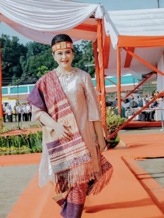 Jadi perempuan Batak, Kahiyang mengenakan kebaya kurung dan songket sebagai selendang dan bawahan dari desainer Hendy Huang. [@ayanggkahiyang]