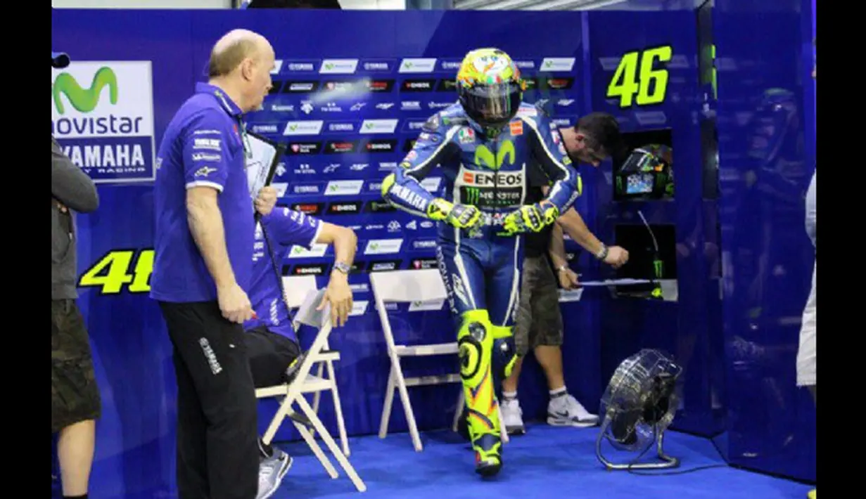 Valentino Rossi bersiap di paddock Movistar Yamaha jelang sesi tes pramusim MotoGP hari pertama di Sirkuit Losail, Qatar, Rabu (2/3/2016) waktu setempat. (Bola.com/Twitter)