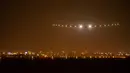 Pesawat Solar Impulse 2 saat ingin mendarat di bandara Ahmedabad, India, Rabu (11/3/2015). Pesawat buatan Swiss tersebut mendarat setelah menempuh perjalanan selama 15 jam.  (Reuters/Jean Revillard)