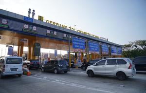 Kendaraan yang melewati gerbang tol Jasa Marga keluar dari wilayah Jabodetabek di periode libur Natal dan Tahun Baru. (dok Jasa Marga)