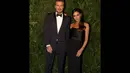 David dan Victoria Beckham  tampil matching dengan busana berwarna gelap di acara Penghargaan Evening Standard Theatre, London, Minggu (30/11/2014). (AFP PHOTO/Justin Tallis)