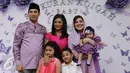 Penyanyi Krisdayanti foto bersama saat menghadiri syukuran aqiqah anak ke-2 pasangan Nindy dan Askara di Jakarta, Sabtu (21/1). (Liputan6.com/Herman Zakharia)