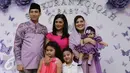 Penyanyi Krisdayanti foto bersama saat menghadiri syukuran aqiqah anak ke-2 pasangan Nindy dan Askara di Jakarta, Sabtu (21/1). (Liputan6.com/Herman Zakharia)