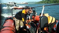 Tim SAR mengevakuasi jenazah korban tabrakan perahu di Perairan Donan, Cilacap yang tenggelam nyaris tiga hari. (Foto: Liputan6.com/Basarnas/Muhamad Ridlo)
