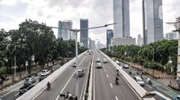 Sejumlah pengendara sepeda motor saat menerobos jalan layang non tol (JLNT) Casablanca, Kuningan, Jakarta Selatan, Senin (9/1/2023). Menurut Dirlantas Polda Metro Jaya Kombes Latif Usman, tilang manual akan diberlakukan hanya untuk sejumlah pelangaran lalu lintas yang sulit tertangkap kamera tilang elektronik. (merdeka.com/Iqbal S Nugroho)