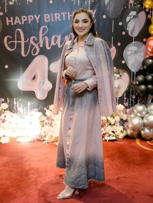 Dengan senyum sumringah, penampilan cantik Ashanty semakin paripurna dengan soft glam makeup look [@ashanty_ash]