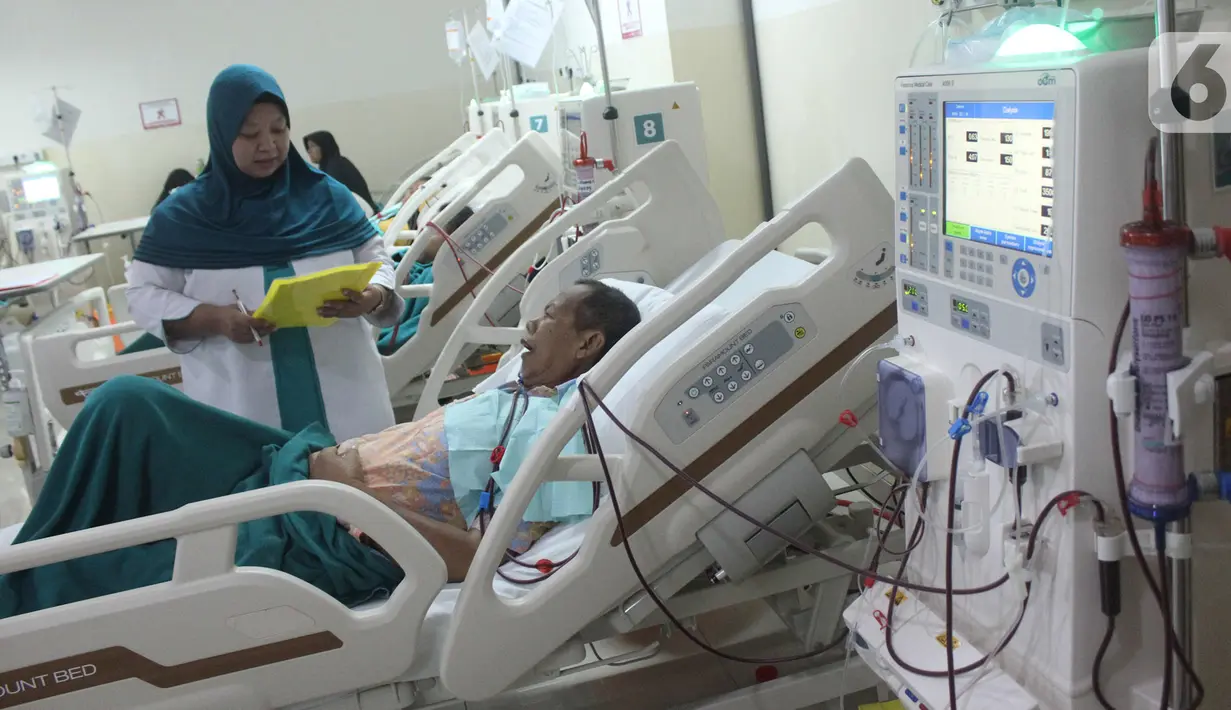 Perawat memeriksa kondisi pasien yang sedang cuci darah menggunakan alat Fresenius Medical Care dan B Braun di Ruang Hemodialisis RSUD Tangerang Selatan, Banten, Rabu (6/11/2019). Menurut Permenkes No 30 Tahun 2019, cuci darah hanya boleh dilakukan rumah sakit tipe A dan B. (merdeka.com/Arie Basuki)