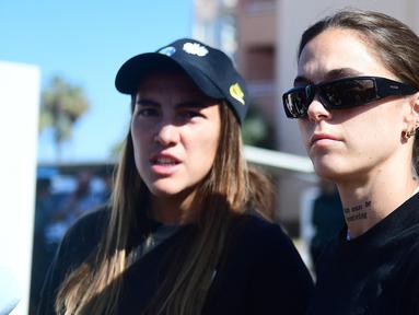 Pemain Timnas Wanita Spanyol, Mapi Leon (kanan) dan Guijarro memberikan keterangan di depan awak media menyusul keputusan mereka untuk tetap meninggalkan pelatihan menjelang laga UEFA Nations League melawan Swedia di Oliva, Spanyol pada Rabu (20/09/2023) waktu setempat. Seperti dilansir dari Elconfidencial, alasan mereka adalah kurang semangat dan ketidaknyamanan pribadi. (AFP/Jose Jordan)