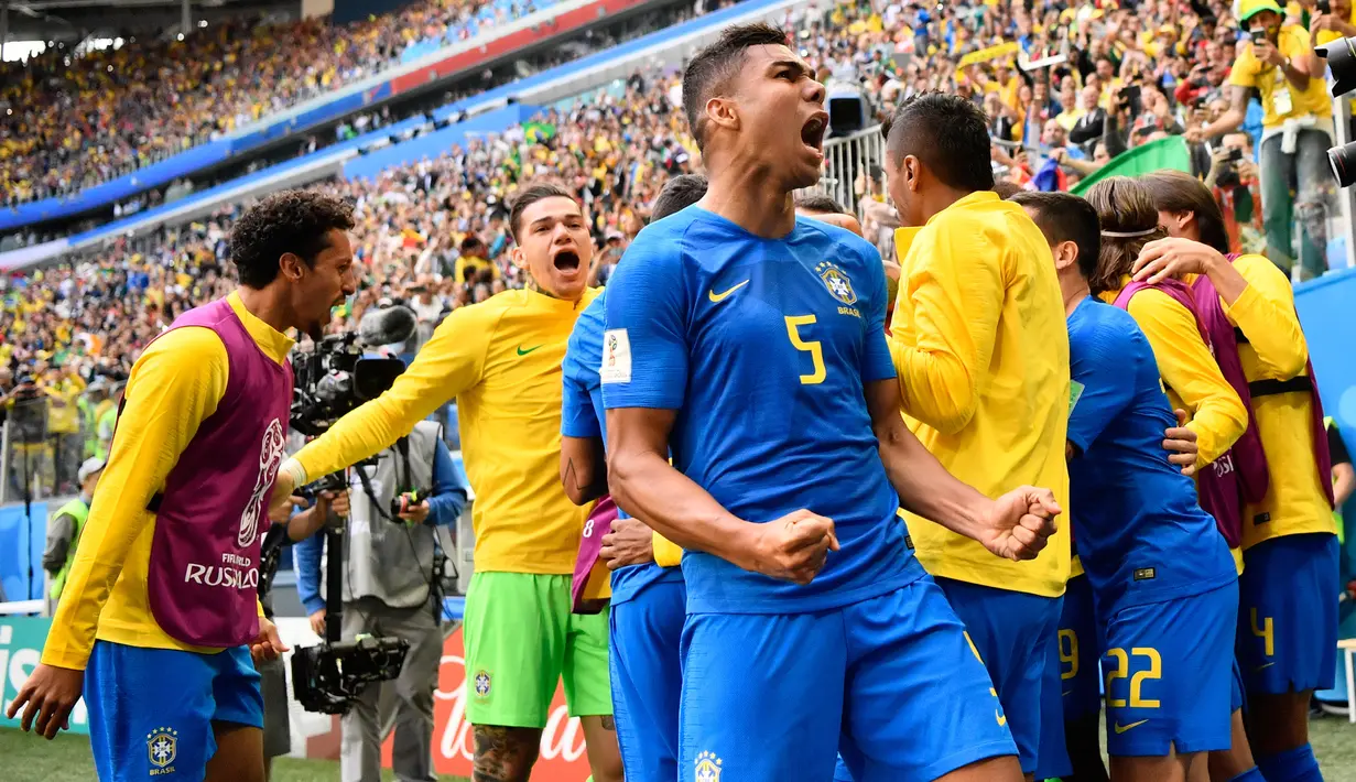 Para pemain Brasil merayakan gol yang dicetak Philippe Coutinho ke gawang Kosta Rika pada laga grup E Piala Dunia di St Petersburg, Jumat (22/6/2018). Dua gol kemenangan Brasil tercipta di masa injury time. (AFP/Christophe Simon)