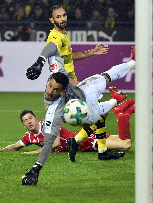 Kiper Dortmund, Roman Buerki gagal mehalau bola sepakan Robert Lewandowski pada lanjutan Bundesliga di Signal Iduna Park, Dortmund, (4/11/2017). Bayern menang 3-1. (AP/Martin Meissner)