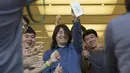Seorang pembeli memperlihatkan iPhone 6s plus di Apple Store, Beijing, Cina (25/9/2015). Penjualan perdana iPhone 6s dan 6s Plus sendiri akan digelar di berbagai negara dengan periode pre-order mulai 12 September 2015. (REUTERS/Damir Sagolj)