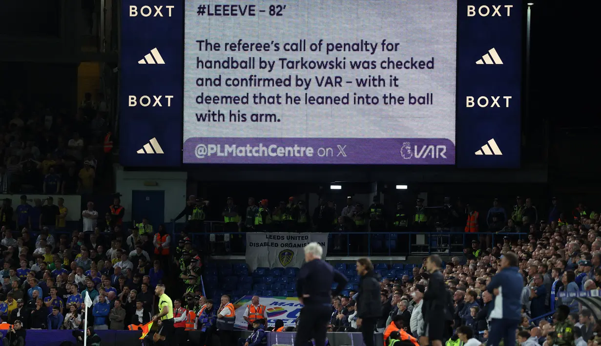 Skor 0-0 yang tak kunjung berubah menjelang berakhirnya pertandingan akhirnya berganti pada menit ke-84 setelah wasit memberikan hadiah penalti untuk Leeds United. Pengadil lapangan menganggap bahwa James Tarkowski melakukan 'handball' di kotak terlarang. (AFP/Darren Staples)