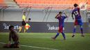 Pemain Barcelona U-18 Jan Molina Vilaseca (kanan) melakukan selebrasi usai mencetak gol ke gawang Bali United U-18 pada pertandingan International Youth Championship (IYC) 2021 di Jakarta International Stadium (JIS), Jakarta, Minggu (17/4/2022). Barcelona U-18 menang 3-0.(Liputan6.com/Faizal Fanani)