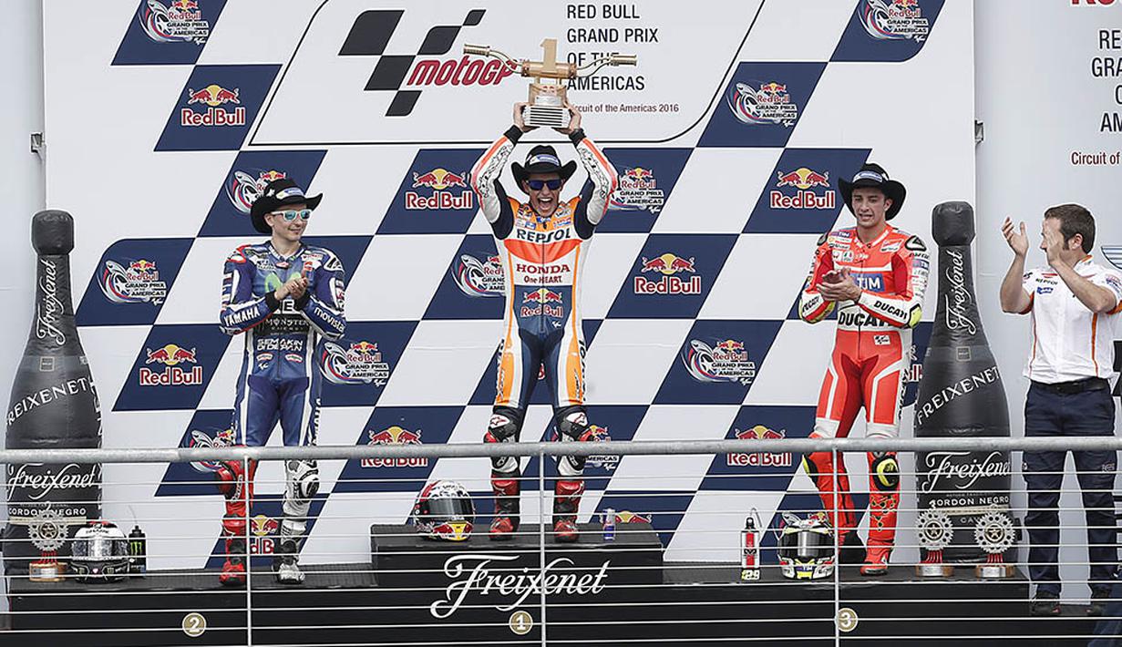 Marc Marquez, Jorge Lorenzo dan Andrea Iannone, merayakan keberhasilan mereka naik podium pada MotoGP Austin di Texas, Amerika Serikat, Senin (11/4/2016) dini hari WIB. Marc Marquez, menjadi yang tercepat pada seri ketiga ini. (AFP/Thomas B. Shea)