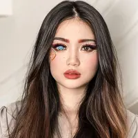 Vanessa Khong tengah jalani pemeriksaan kepolisian akibat kasus  investasi trading binaty option lewat aplikasi Binomo. (Foto: Instagram/ Vanessa Khong)