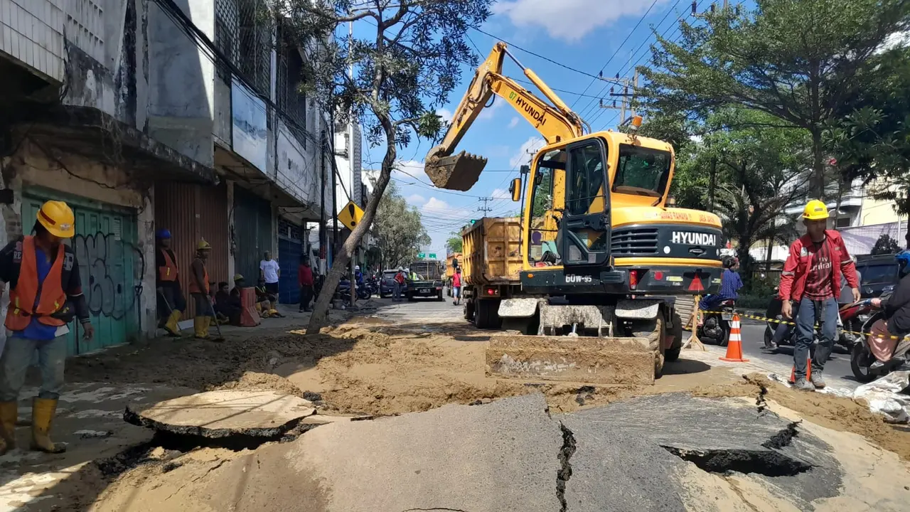 Aspal di Jalan Pasar Kembang, Kelurahan Wonorejo, Kecamatan Tegalsari Surabaya, terangkat hingga 30 cm akibat tekanan dari pipa PDAM di dalamnya. (Dian Kurniawan/Liputan6.com)