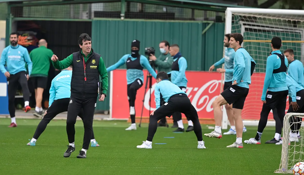 Pelatih Villarreal Unai Emery (kiri) memberi isyarat selama sesi latihan sebelum leg kedua babak perempat final Liga Champions di Ciudad deportiva Villarreal di Vila-Real, Senin (11/4/2022). Villarreal akan kembali bertemu Bayern Munchen pada Rabu 13 April 2022 dini hari WIB. (JOSE JORDAN/AFP)