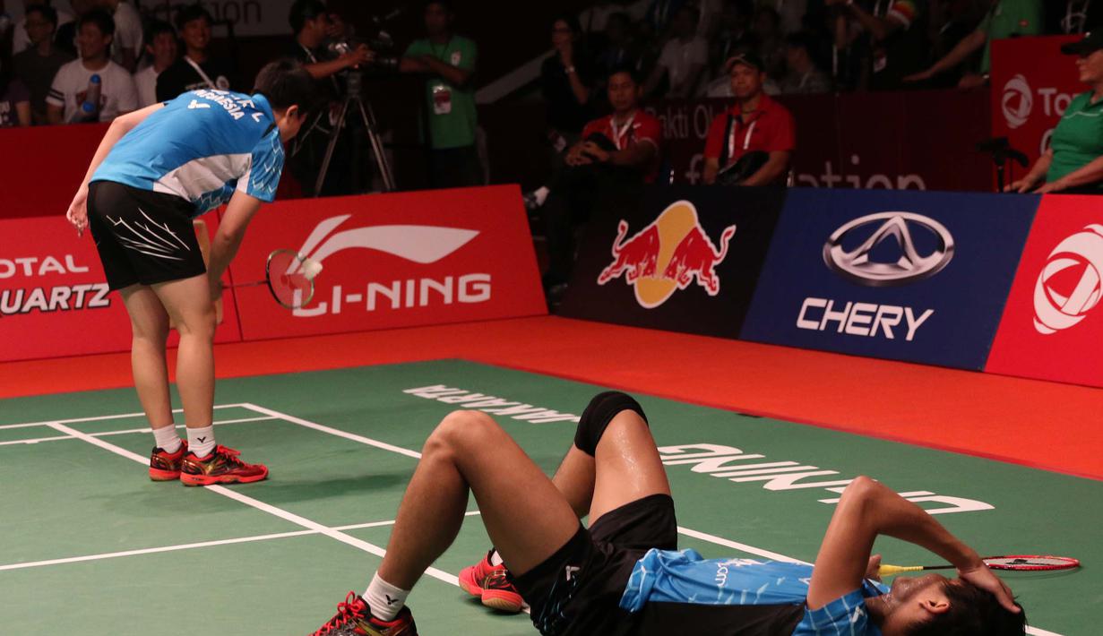 Tontowi Ahmad dan Liliyana harus sampai jatuh bangun mengembalikan kok. (Bola.com/Arief Bagus)