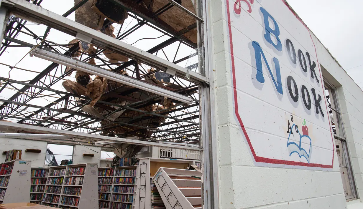 Kondisi atap yang rusak parah di sebuah toko buku usai dilanda badai Harvey di Rockport, Texas (26/8). Terjangan angin disertai hujan deras yang melanda Texas itu mencapai 130 mph. (Courtney Sacco / Corpus Christi Caller-Times via AP)