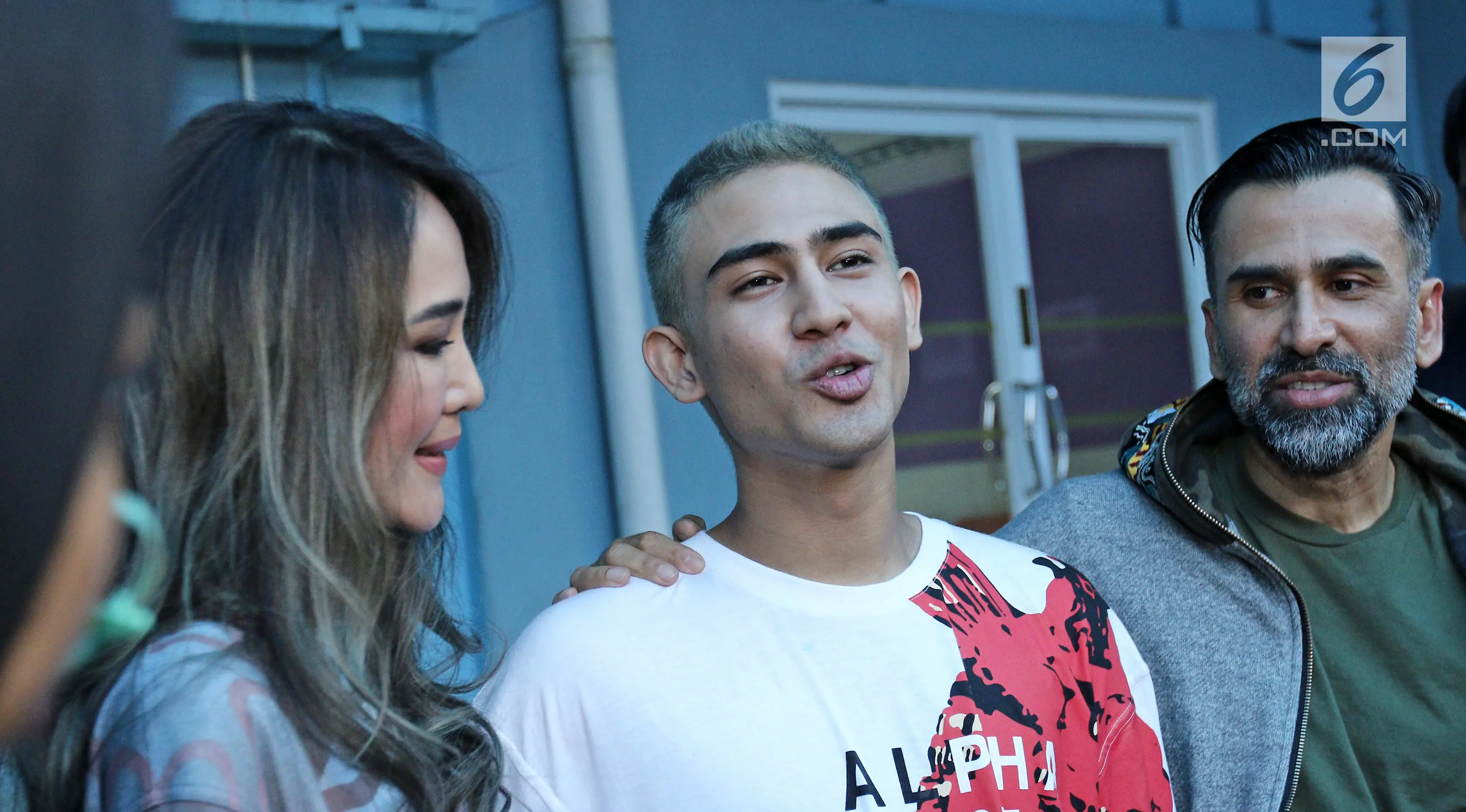 Axel Matthew Thomas bersama orangtuanya, Jeremy Thomas dan Ina Thomas. (Herman Zakharia/Liputan6.com)
