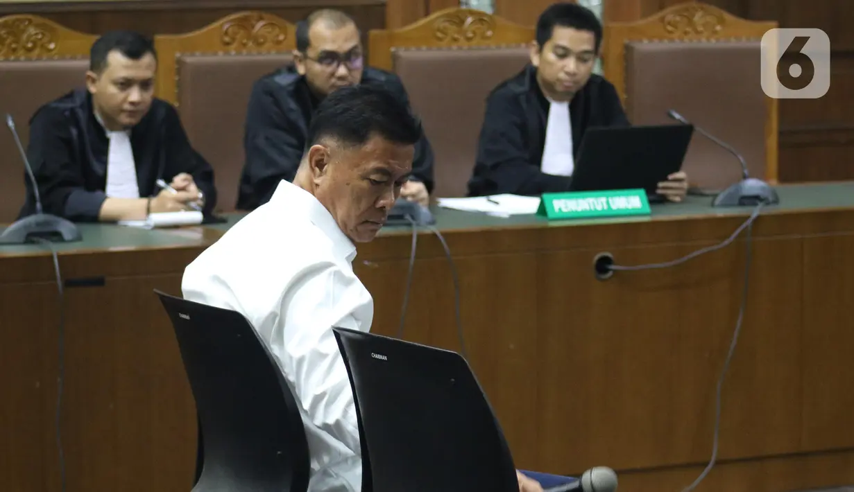Terdakwa perantara suap mantan Bupati Kep Talaud Sri Wahyumi Maria Manalip terkait revitalisasi dua pasar TA 2019, Benhur Lalenoh saat sidang putusan di Pengadilan Tipikor Jakarta, Senin (9/12/2019). Benhur dihukum empat tahun penjara dan denda Rp 200 juta. (Liputan6.com/Helmi Fithriansyah)