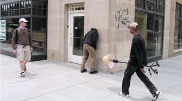 7 Manekin Tak Biasa Ini Bikin Pengguna Jalan Kebingungan