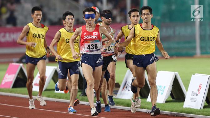 Pelari 5000 meter putra kategori T11 Asian Para Games 2018 saat laga final di SUGBK, Jakarta, Jumat (12/10). Diperlukan hubungan yang kuat dan menyatu antar pemandu kategori T11  dengan pelari utamanya. (Liputan6.com/Helmi Fithriansyah)