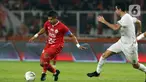 Pemain Persija, Bambang Pamungkas (kiri) saat melawan Persebaya pada Shopee Liga 1 Indonesia di Stadion Utama Gelora Bung Karno Jakarta, Selasa (17/12/2019). Laga melawan Persebaya menjadi pertandingan terakhir Bambang Pamungkas sebagai pesepakbola profesional. (Liputan6.com/Helmi Fithriansyah)